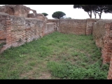 04975 ostia - regio i - insula xvii - caseggiato con fornace (i,xvii,1) - westseite - raum - suedende - bli ri westen - 09-2023.jpg